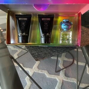 Moschino Toy 2 Pearl Set with Black and Iridescent Packaging